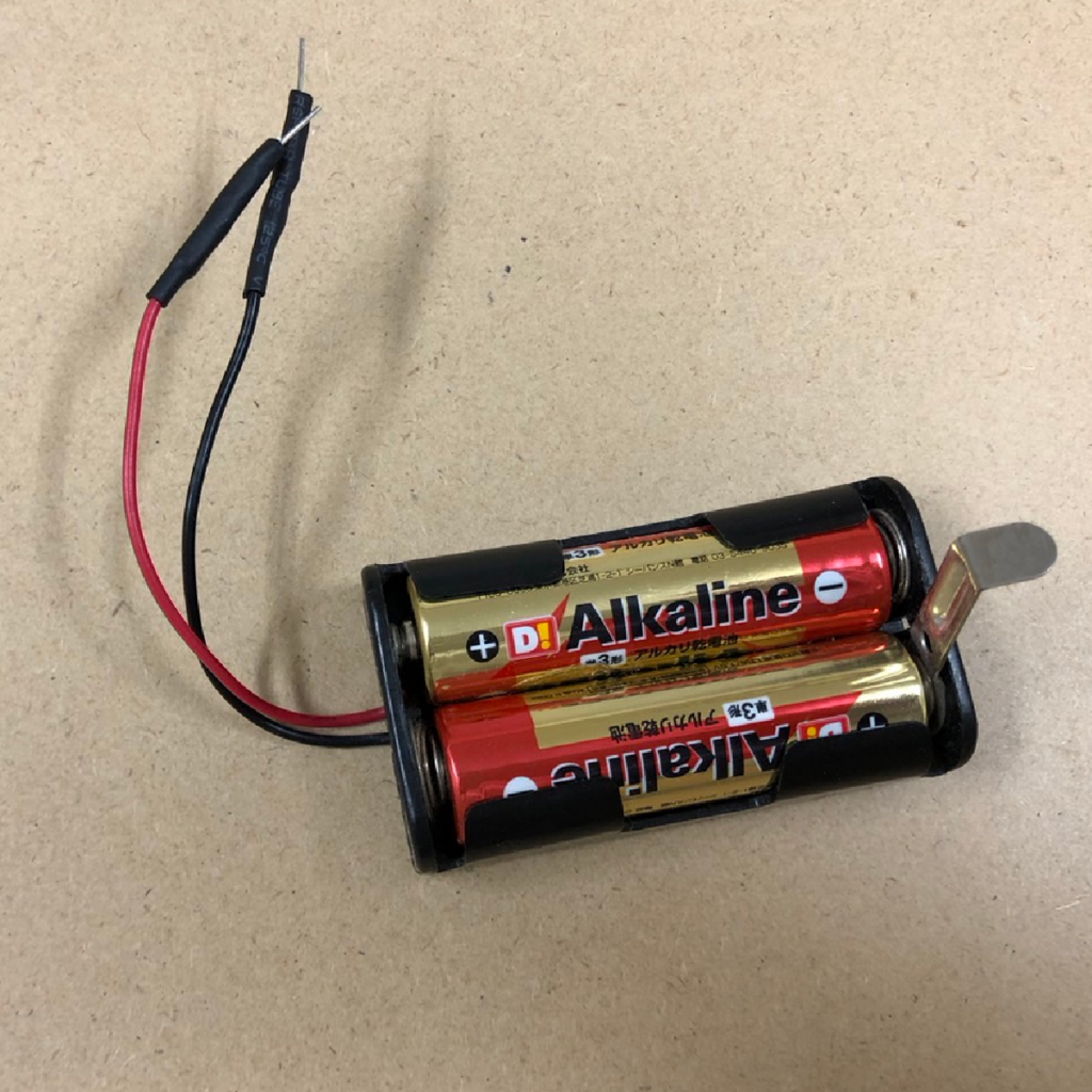 記事で紹介した方法を応用し、電池ボックスをブレッドボードに接続しやすく加工したもの