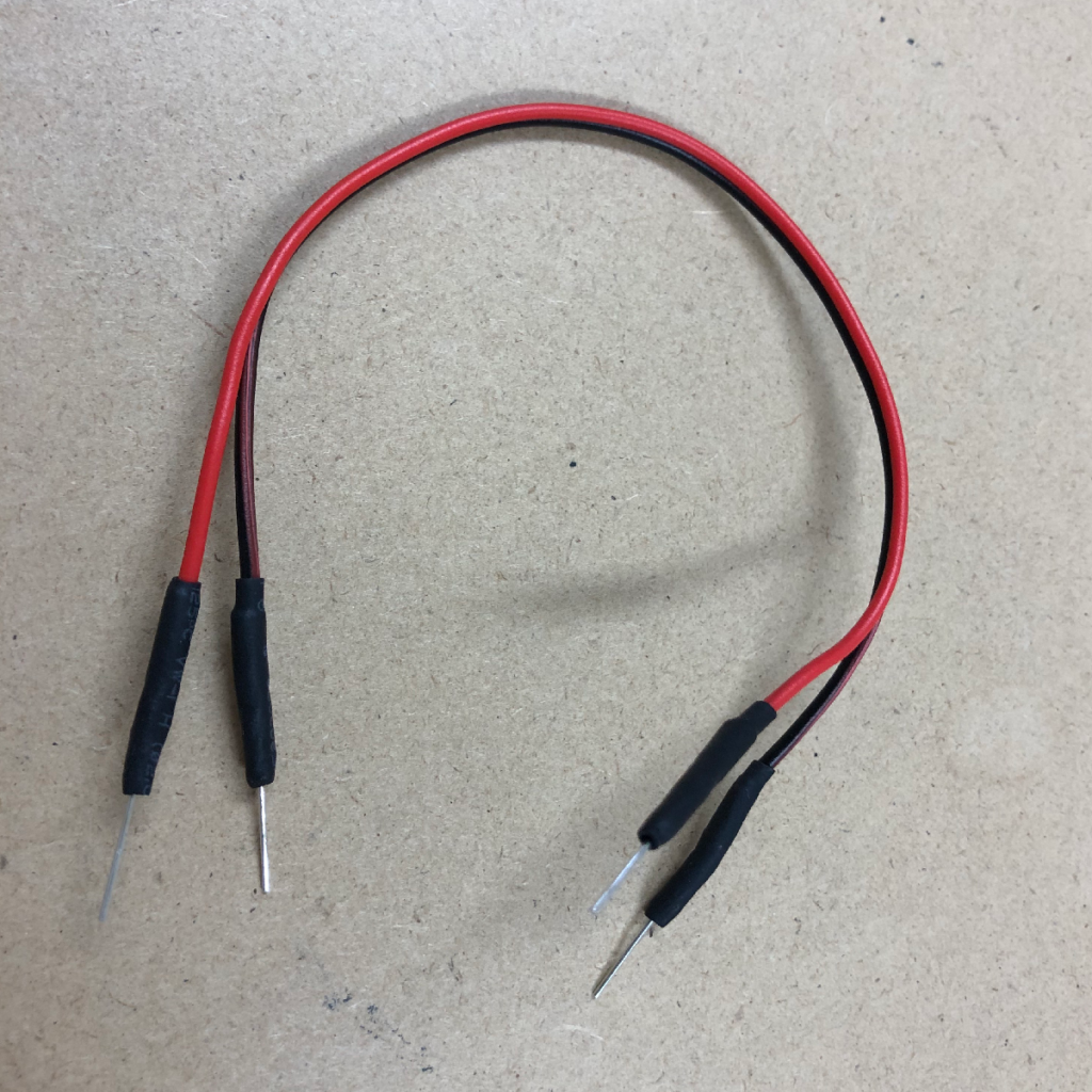 記事で紹介した方法を応用し、赤と黒の電源用分岐ケーブルの先端をピンヘッダ（オス端子）に加工した完成品