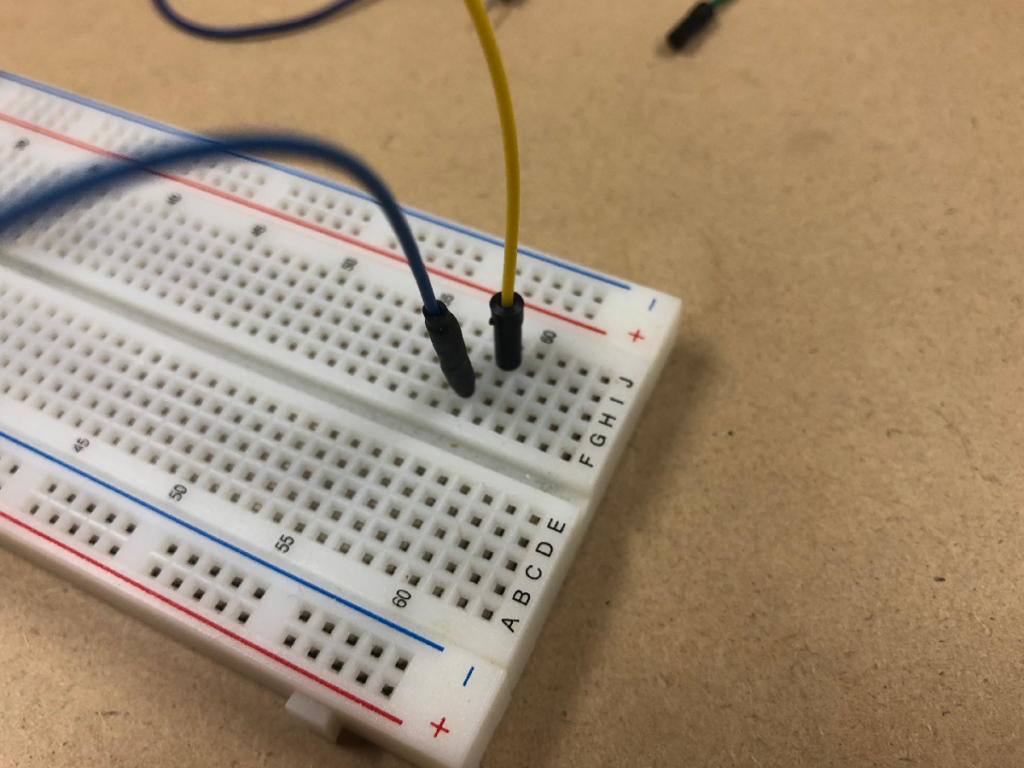 記事中で作り方を紹介したジャンパ線をブレッドボードに接続している画像
