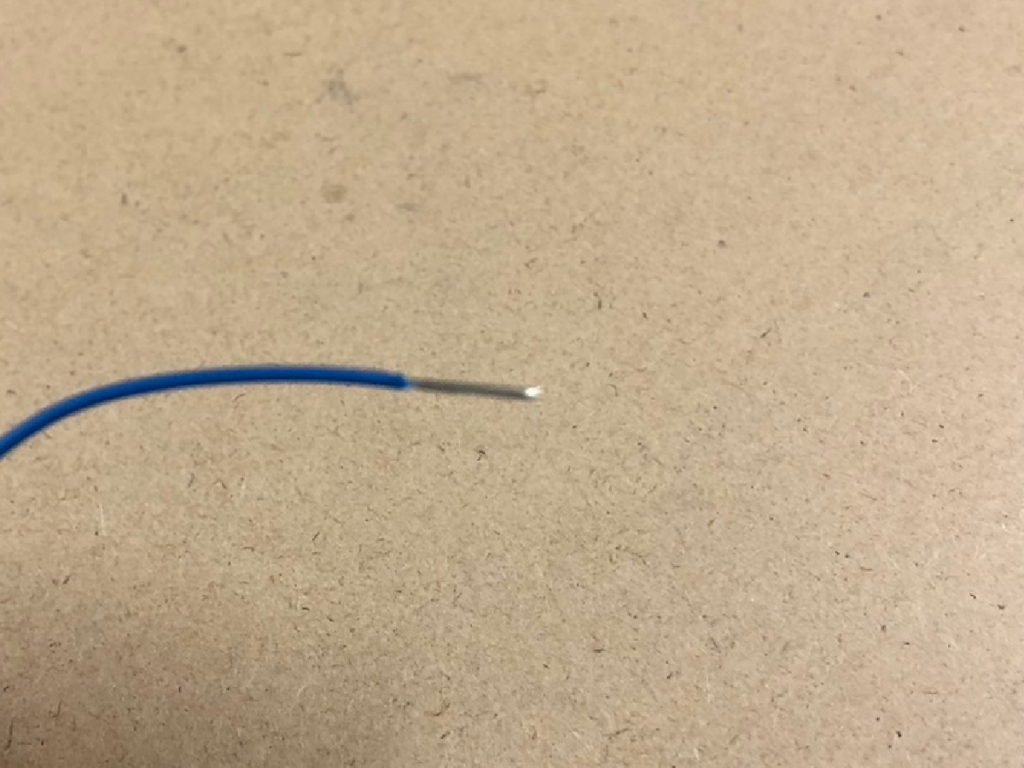 ジャンパ線にする電線の被覆を、ワイヤーストリッパー等で1cm剥がしている様子