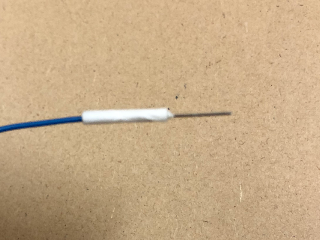 はんだ付けした箇所の絶縁と補強のため、紙テープを巻き付けて保護している様子