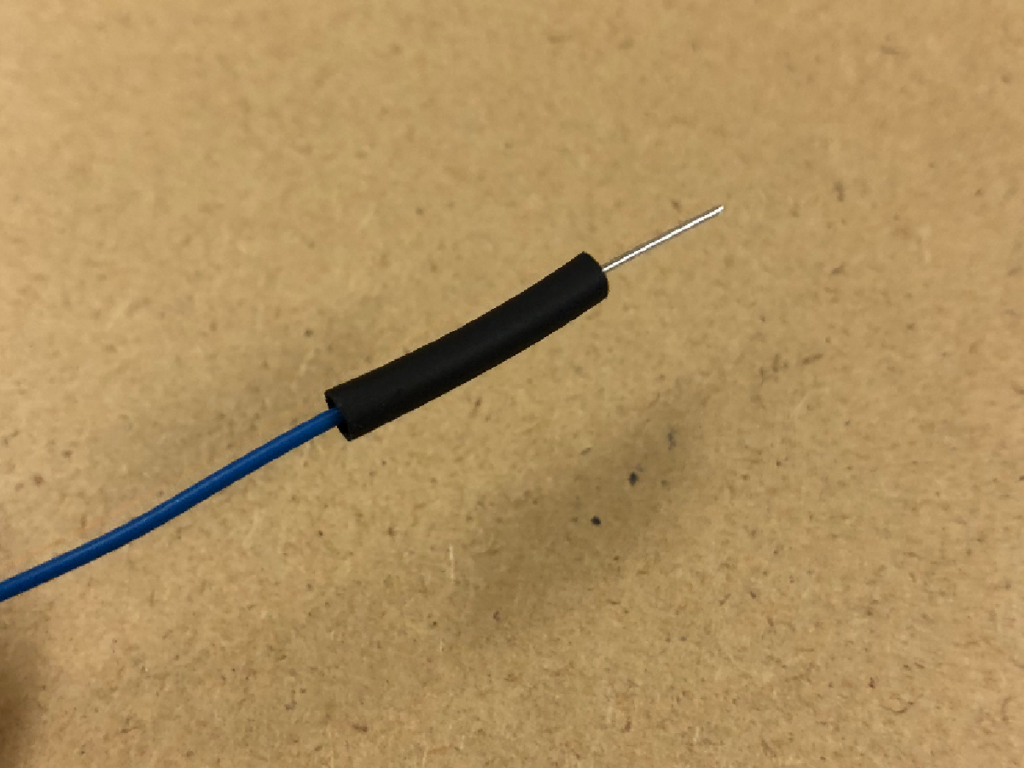 紙テープの上から熱収縮チューブを被せ、接続部を完全に覆っている様子