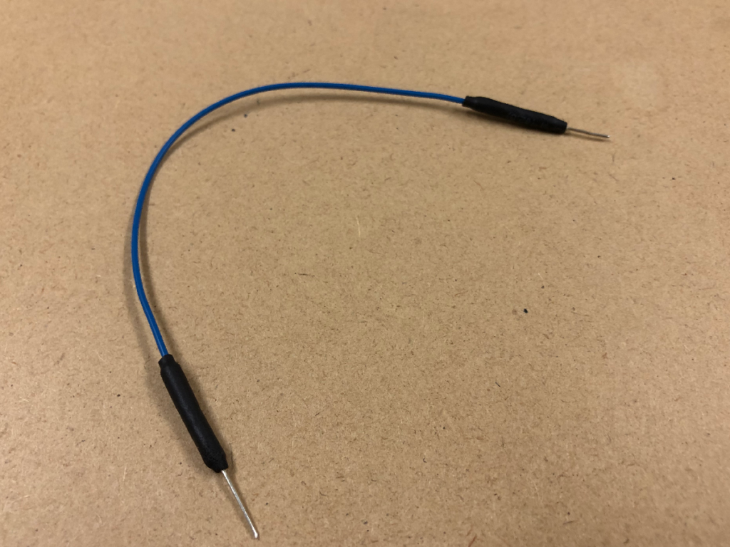 自作したジャンパ線の完成写真。端子の形状と仕上がりを確認できる全体像