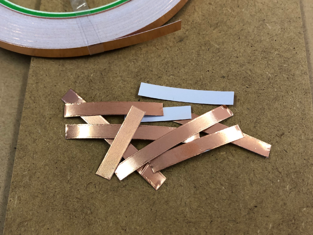 静電容量センサを使った十字タッチパネル作成手順、銅線テープを仮決めした寸法で切る