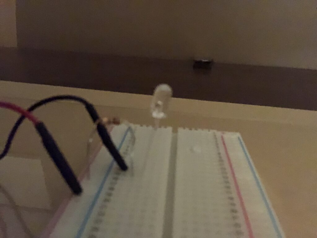 赤外LEDが発光しているのを確認するために消灯時の比較画像