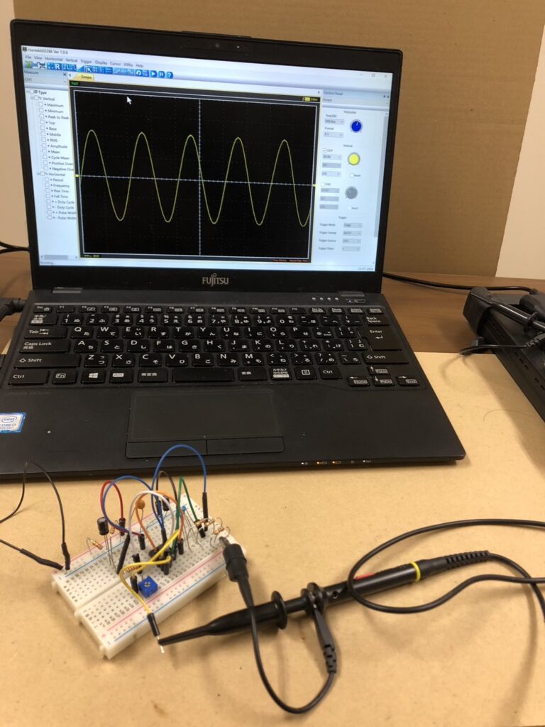 進相型発振回路をブレッドボードに配線し、1kHzの発振が得られていることを確認した画像。