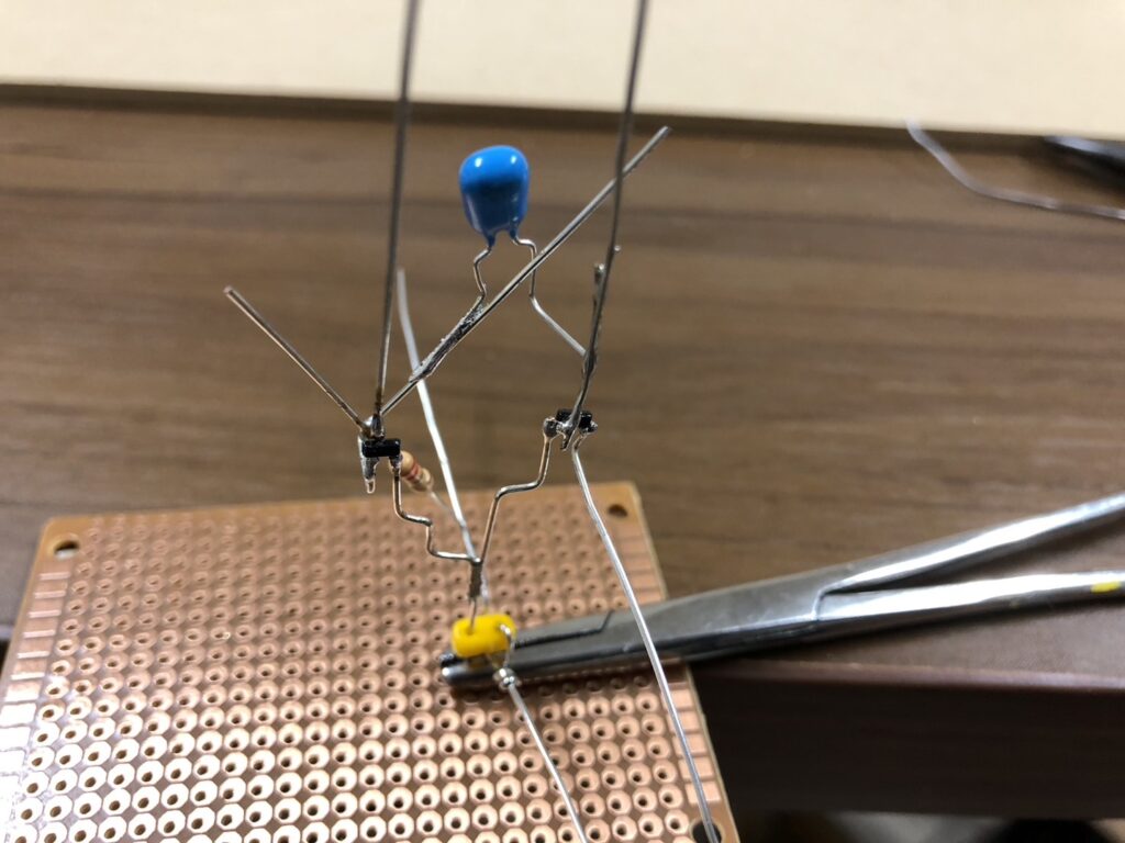 Air-wired astable multivibrator with capacitors added to the transistor wiring
