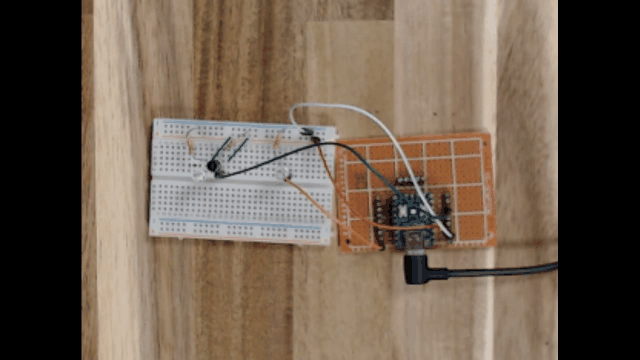 赤外線反射センサに黒色の板をかざしてみた実験動画。黒色は光を吸収してしまうので、うまく反応しないことが確認できる