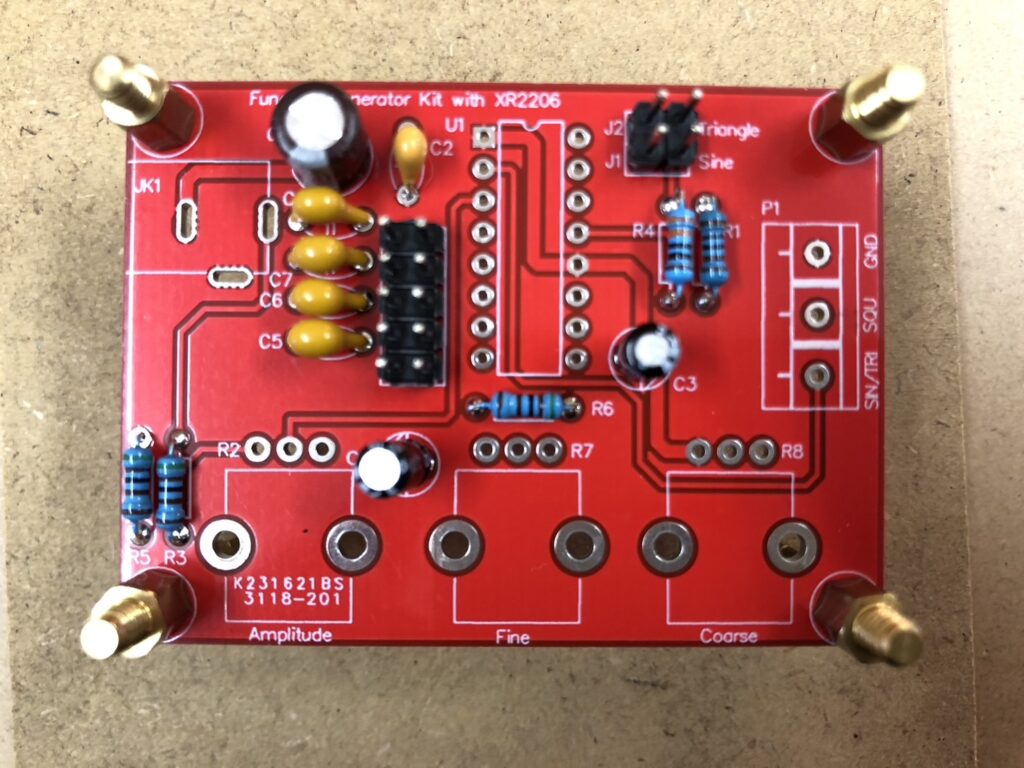 発振回路キットの受動素子を統べてはんだ付けしたのちピンヘッダをはんだ付けした様子
