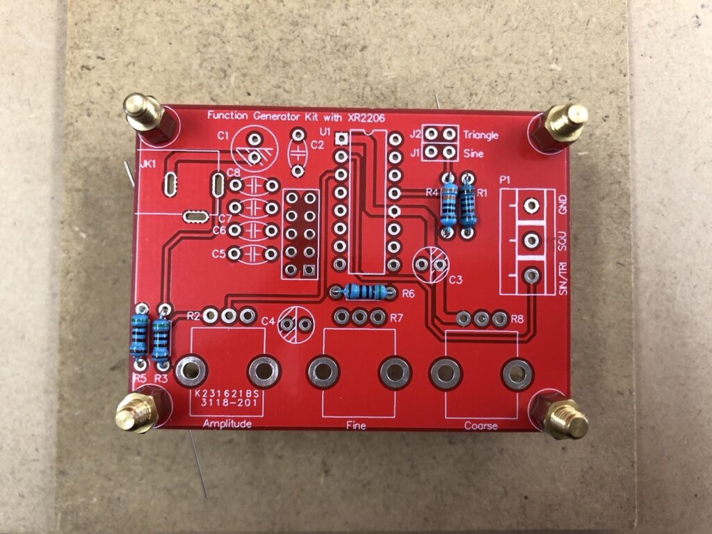 発振回路キットの抵抗をすべてはんだ付けした様子