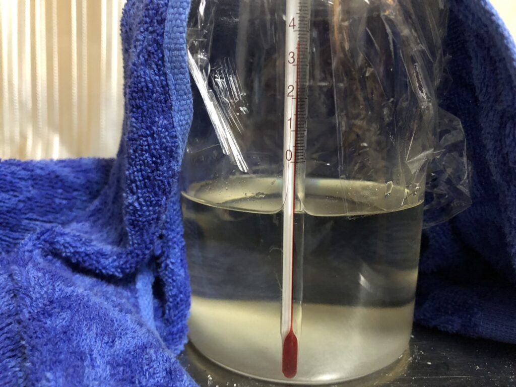 冷却するとゆっくり析出してくるのを確認した画像に加えて温度計を刺している画像