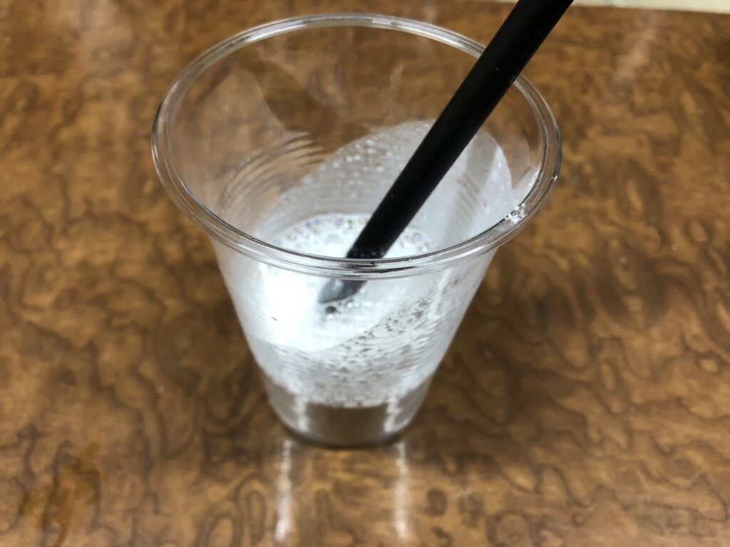 手作りジェッソを水に溶かした様子