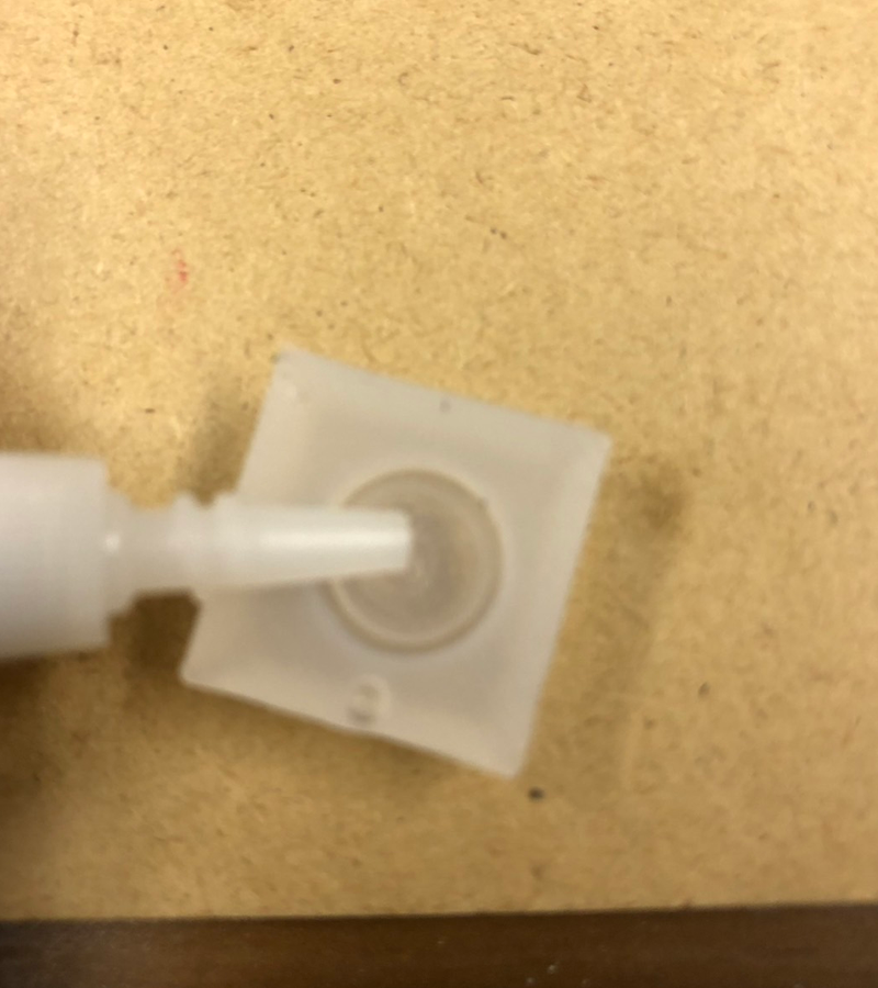 シリコンのキーキャップの裏に接着剤(シリコン用）をつける様子