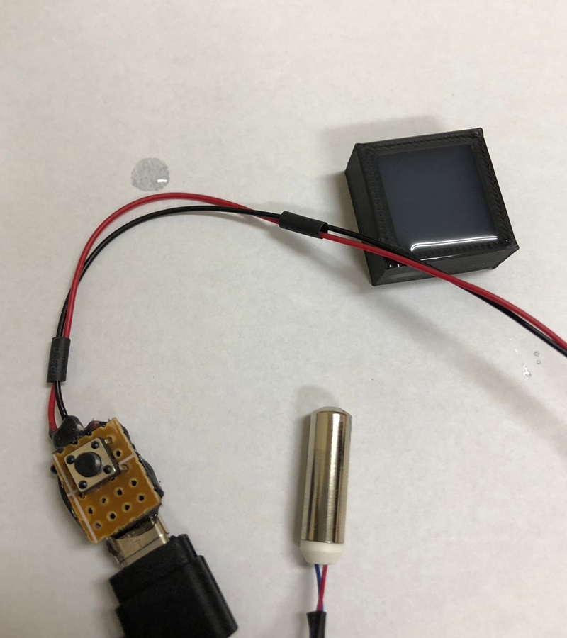 シリコンの硬化時に、泡を抜くため、振動モータで自作した振動合わぬ機器で泡抜きしている様子