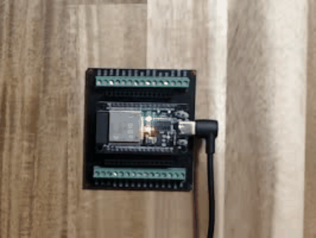 ESP32をArduinoIDEで開発し、内蔵LEDをLチカしている様子