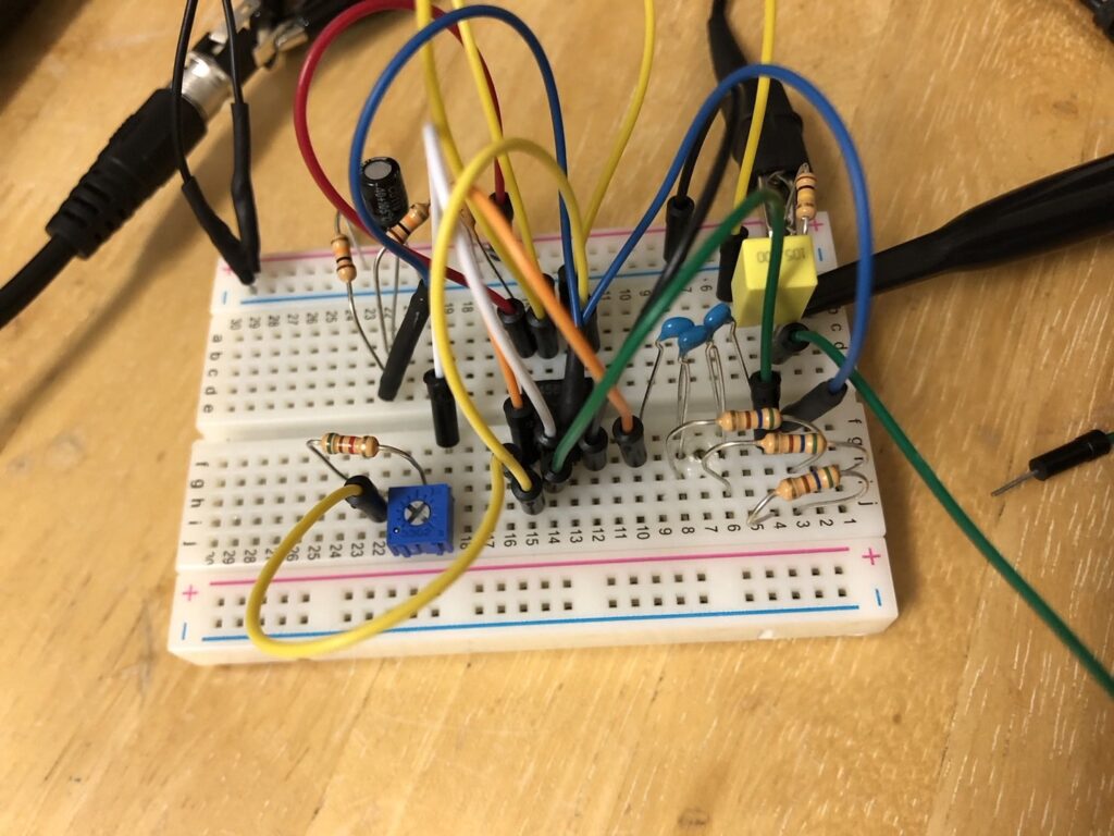 CR進相型発振回路をブレッドボードで配線した画像