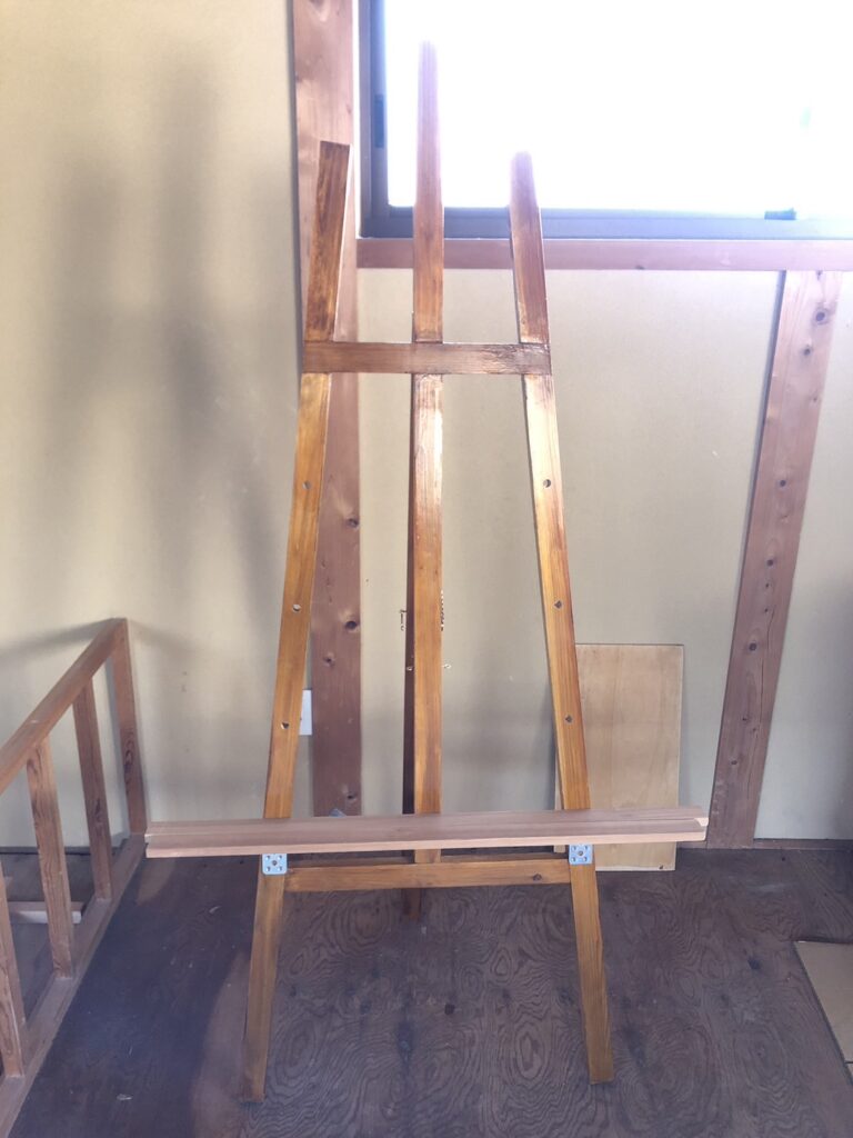 自分で設計し作成したイーゼルの完成品画像