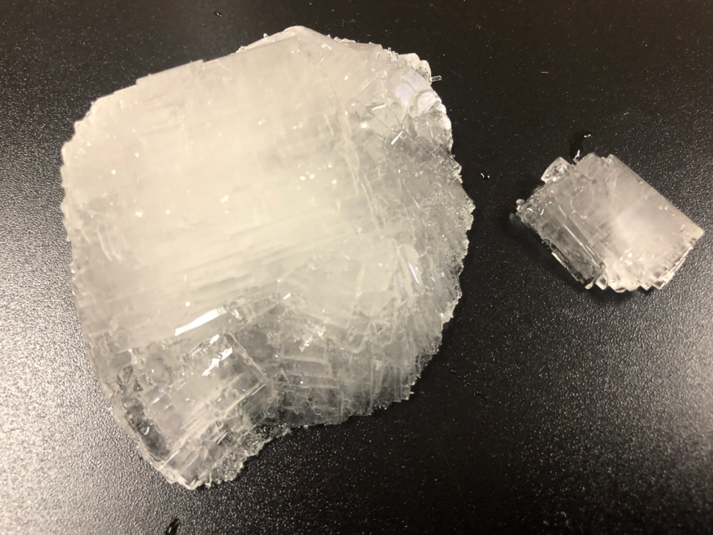 ロッシェル塩を容器から取り出したもの