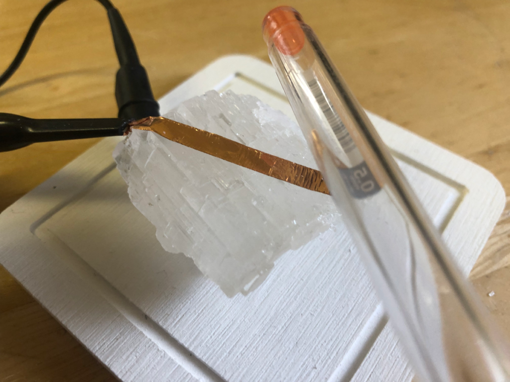 軽いボールペンでロッシェル塩をたたいてみる