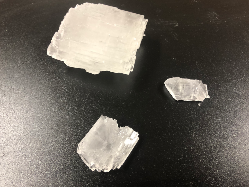 軽く力を書けると砕けたので大きな塊を見繕った