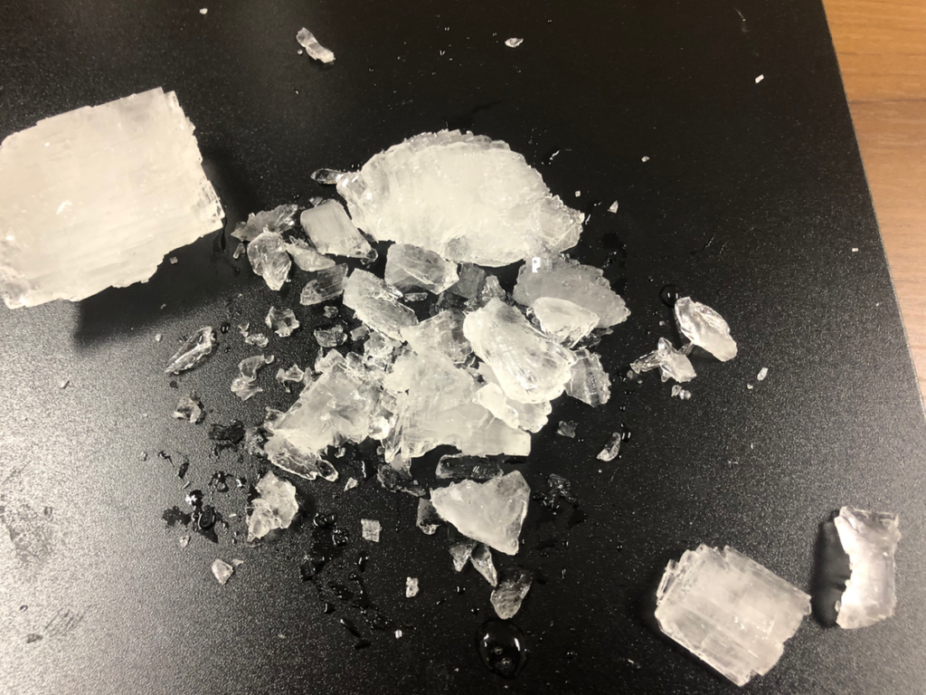 ロッシェル塩の塊に少し力を加えるとすぐに砕けた