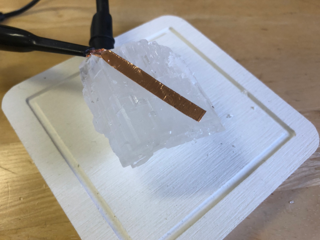 銅テープを貼り付けてオシロスコープのプローブ接続した様子